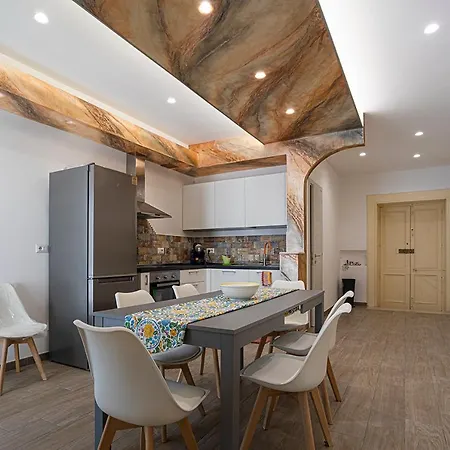 Mola's Square House 3*