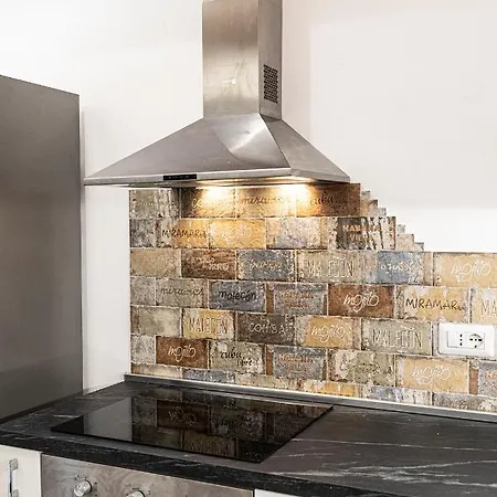 Mola's Square House 3*