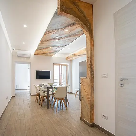 Guest house Mola's Square House *