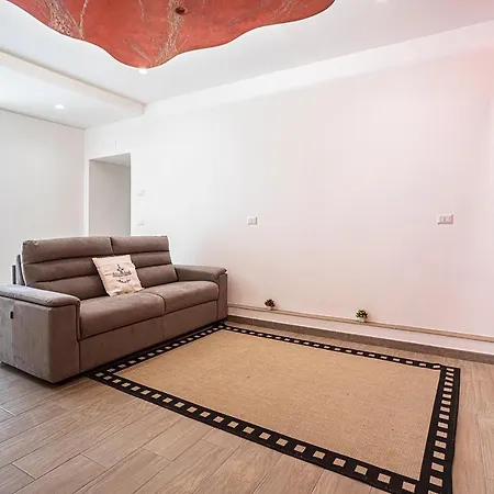 Mola's Square House 莫拉-迪巴里