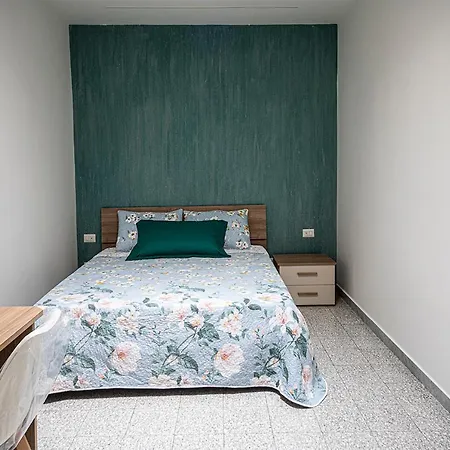 Mola's Square House 3*