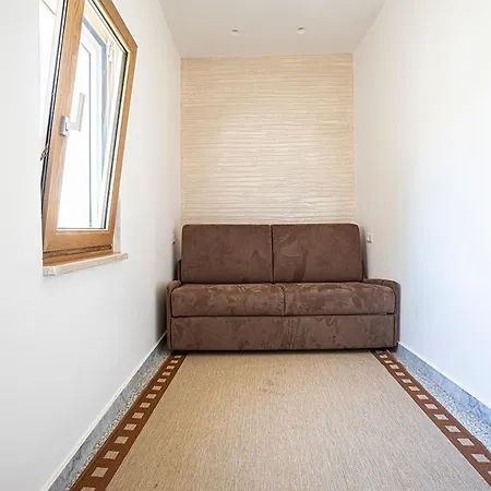 Гостевой дом Mola's Square House