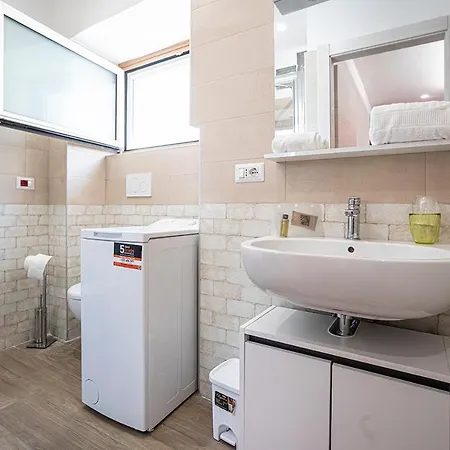 Mola's Square House 3*