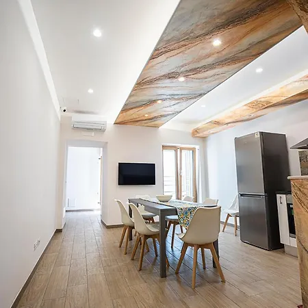 Mola's Square House 3*