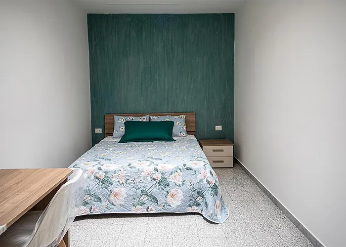 Mola's Square House 3*