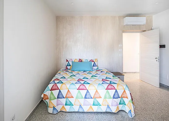 Mola's Square House בית הארחה 3*