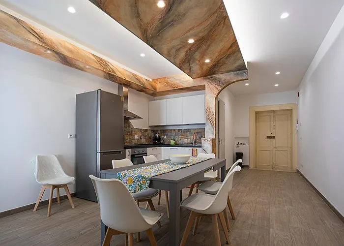 Mola's Square House 3*