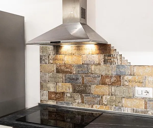 Mola's Square House 3*