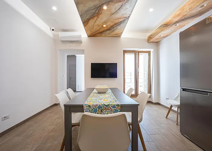 Mola's Square House בית הארחה 3*