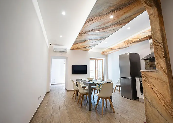 Mola's Square House 3*