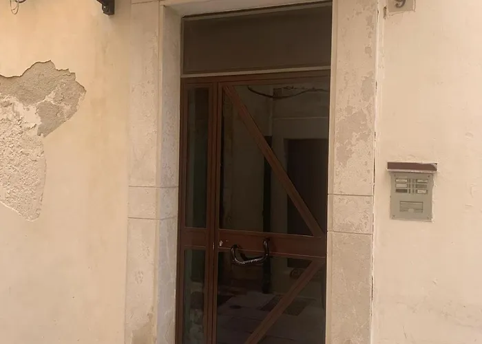 Mola's Square House בית הארחה